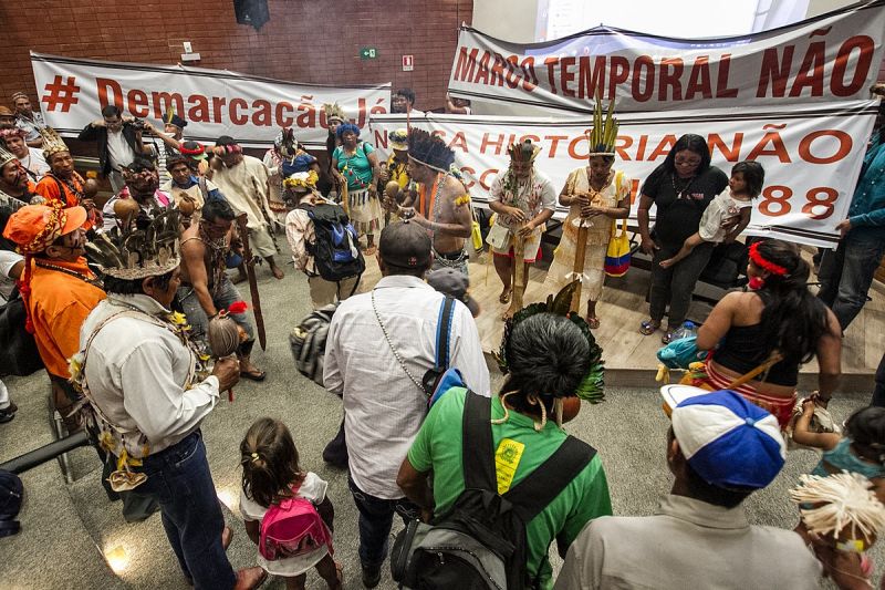 Arquivo:1200px-Aula Magna e Ato em Defesa dos Direitos dos Povos Indígenas e Quilombolas (35735496124).jpg